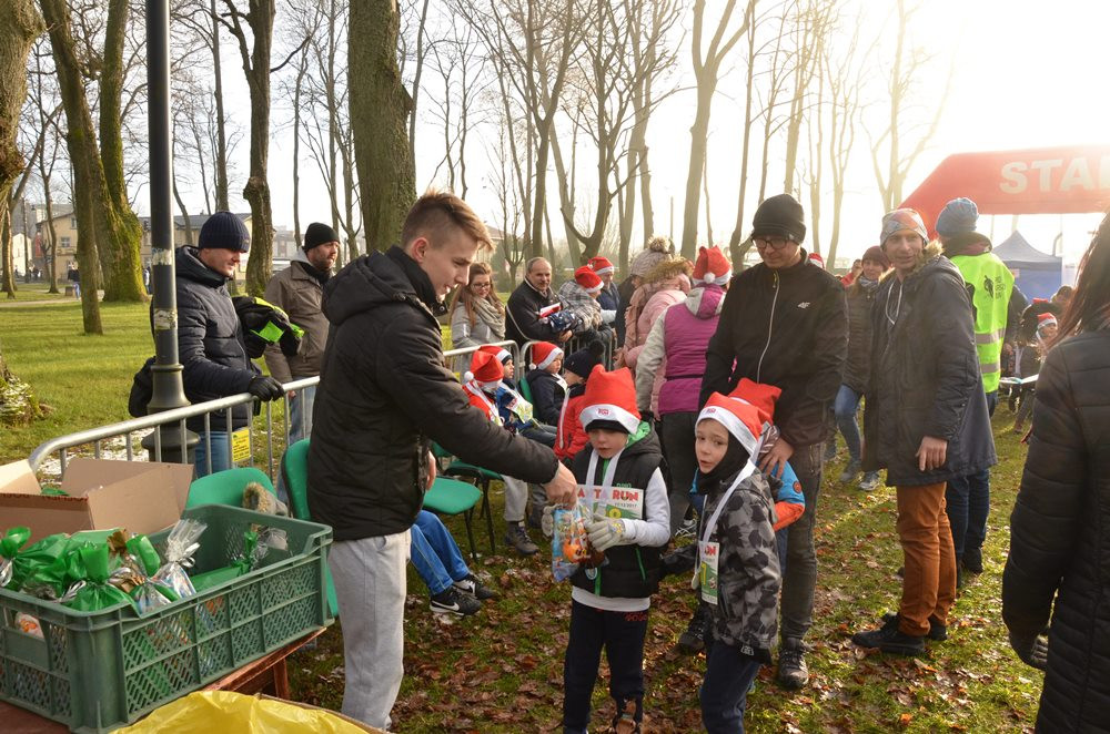 Setki biegaczy na starcie Santa Run Kartuzy