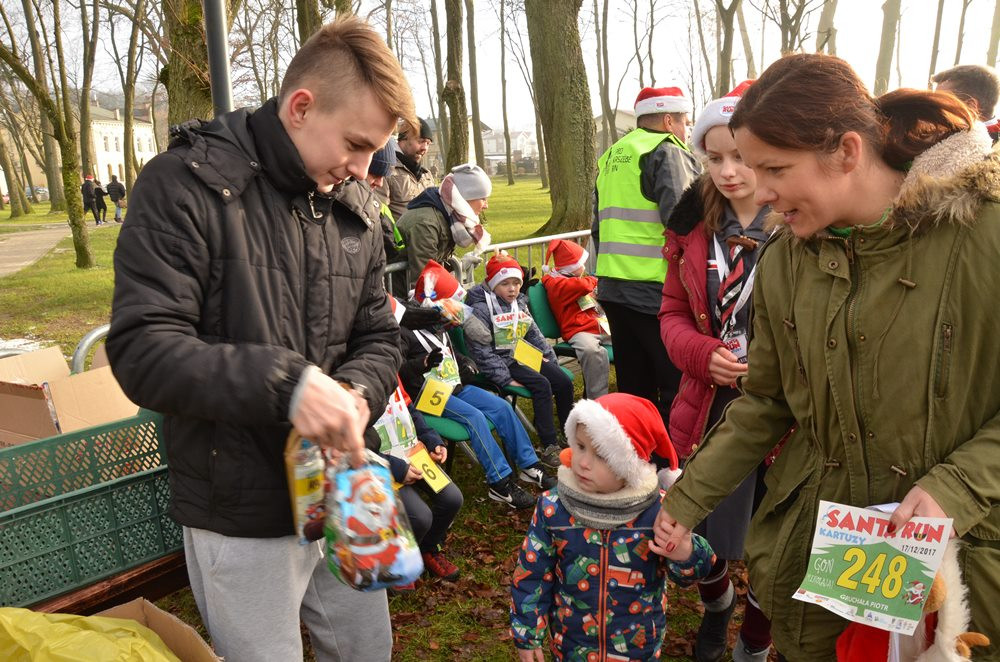Setki biegaczy na starcie Santa Run Kartuzy