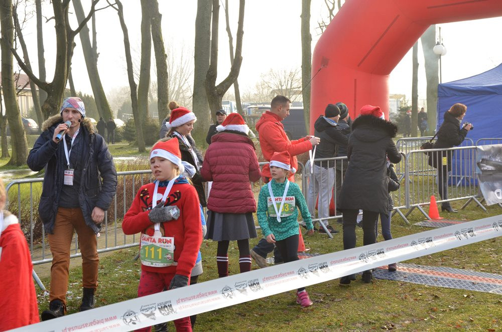 Setki biegaczy na starcie Santa Run Kartuzy