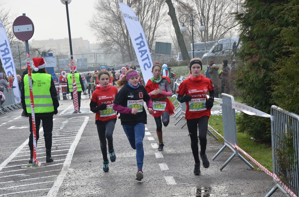 Setki biegaczy na starcie Santa Run Kartuzy