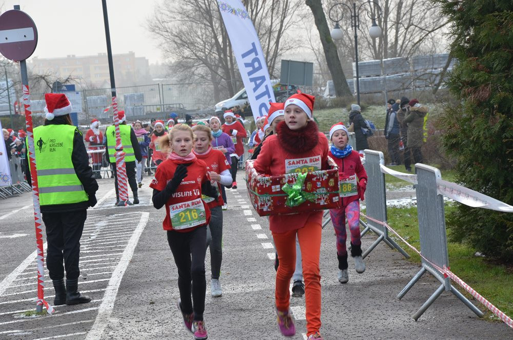 Setki biegaczy na starcie Santa Run Kartuzy