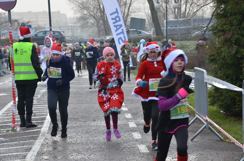 Setki biegaczy na starcie Santa Run Kartuzy