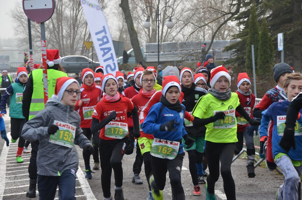 Setki biegaczy na starcie Santa Run Kartuzy