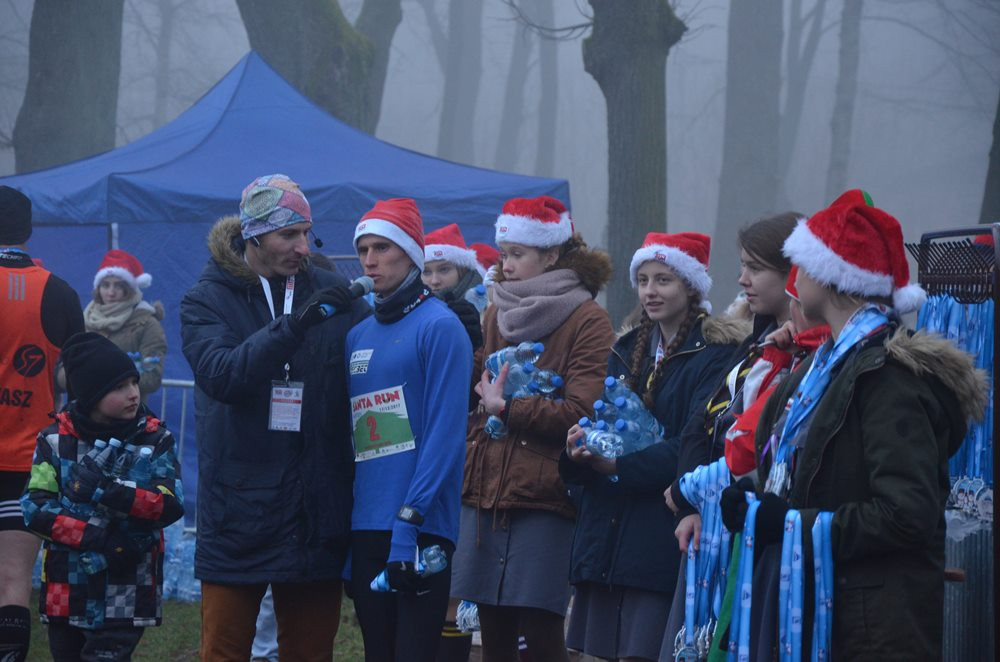 Setki biegaczy na starcie Santa Run Kartuzy