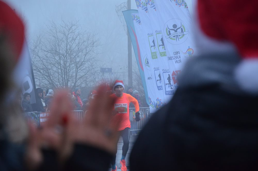 Setki biegaczy na starcie Santa Run Kartuzy