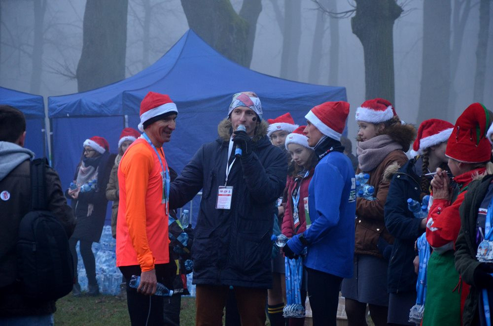 Setki biegaczy na starcie Santa Run Kartuzy