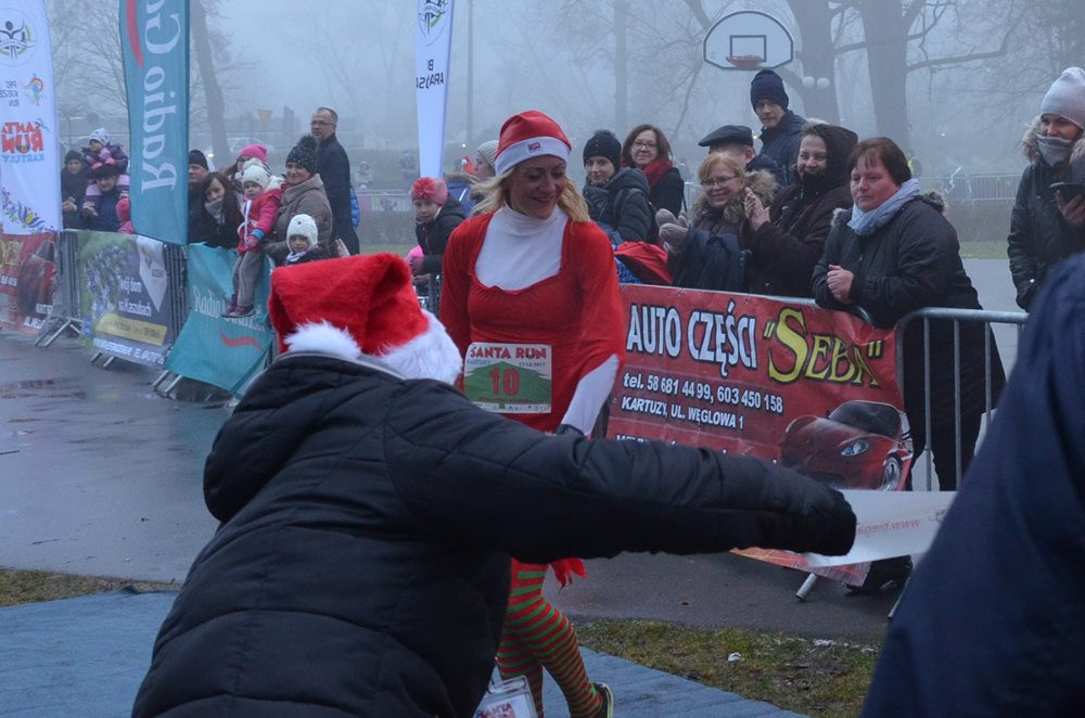 Setki biegaczy na starcie Santa Run Kartuzy