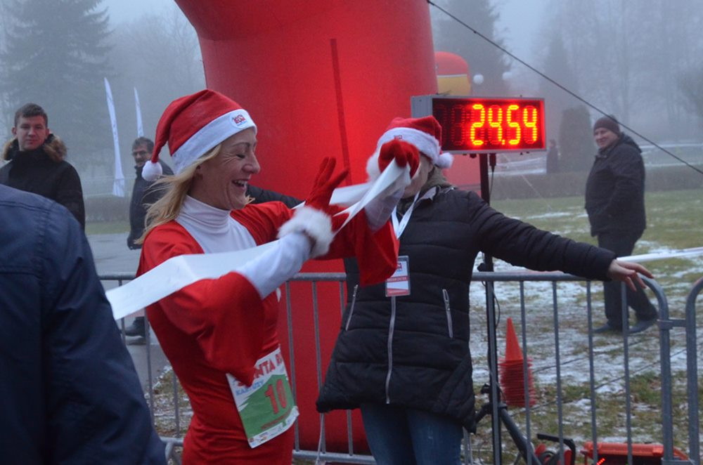 Setki biegaczy na starcie Santa Run Kartuzy