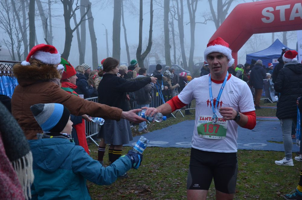 Setki biegaczy na starcie Santa Run Kartuzy