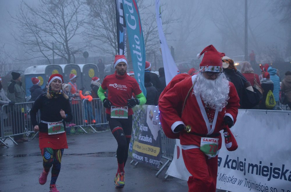 Setki biegaczy na starcie Santa Run Kartuzy