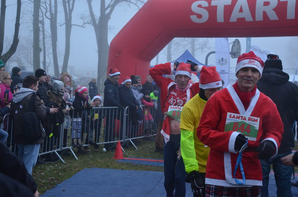 Setki biegaczy na starcie Santa Run Kartuzy