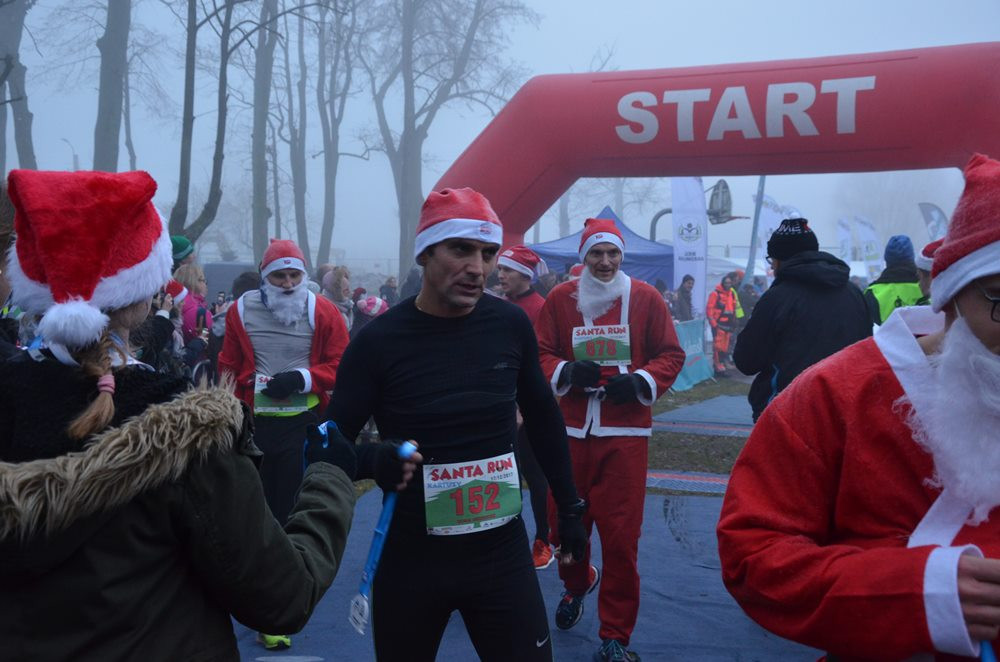 Setki biegaczy na starcie Santa Run Kartuzy