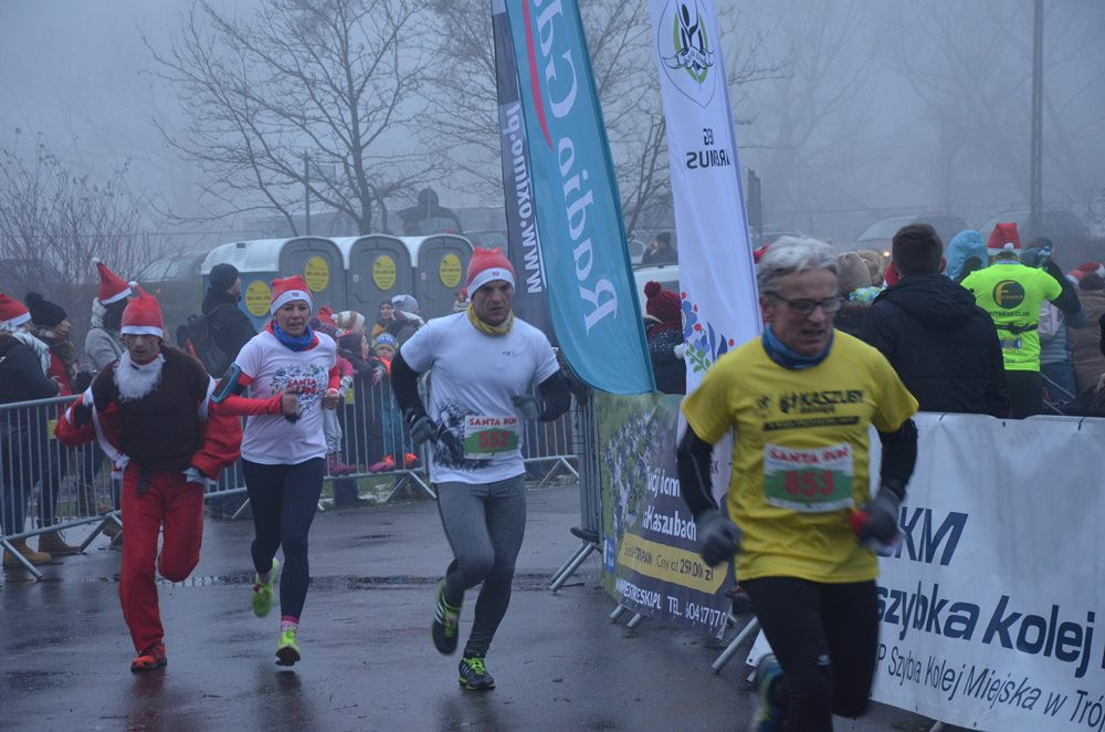 Setki biegaczy na starcie Santa Run Kartuzy
