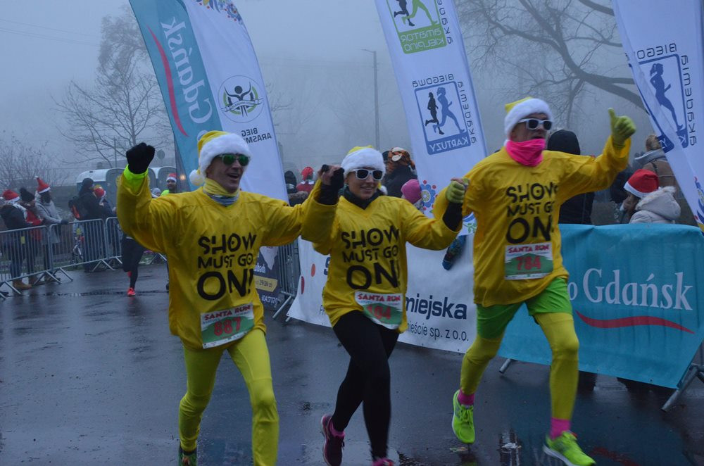 Setki biegaczy na starcie Santa Run Kartuzy