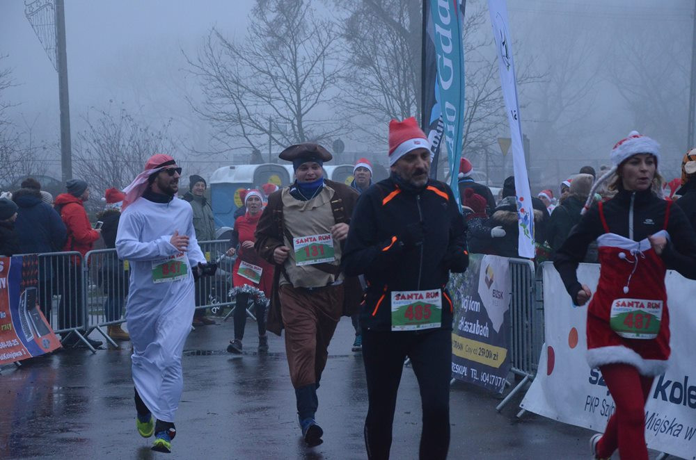 Setki biegaczy na starcie Santa Run Kartuzy