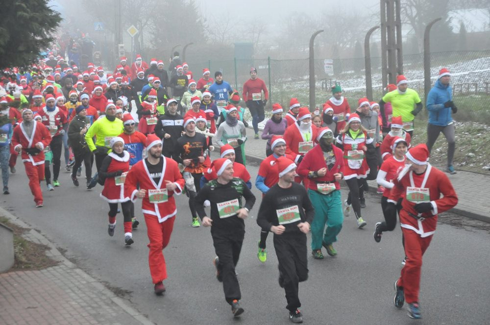 Setki biegaczy na starcie Santa Run Kartuzy