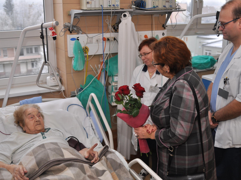 Starosta odwiedziła najstarsze pacjentki szpitala. Mają aż 102 i 101 lat