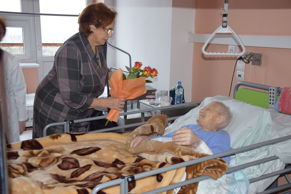 Starosta odwiedziła najstarsze pacjentki szpitala. Mają aż 102 i 101 lat
