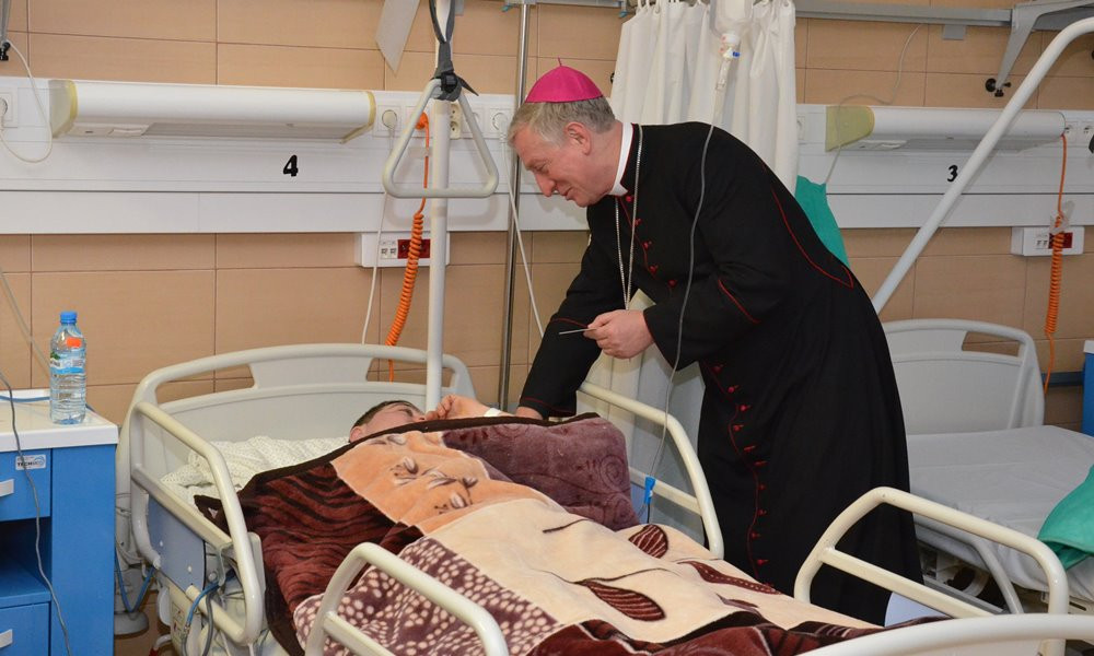 Biskup pelpliński Ryszard Kasyna z opłatkiem u pacjentów kartuskiego szpitala