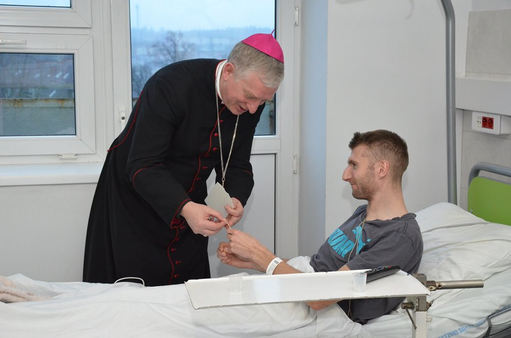 Biskup pelpliński Ryszard Kasyna z opłatkiem u pacjentów kartuskiego szpitala