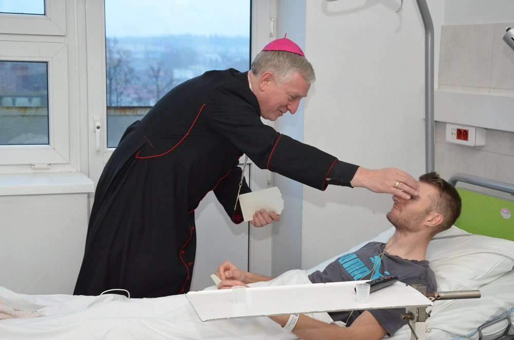Biskup pelpliński Ryszard Kasyna z opłatkiem u pacjentów kartuskiego szpitala