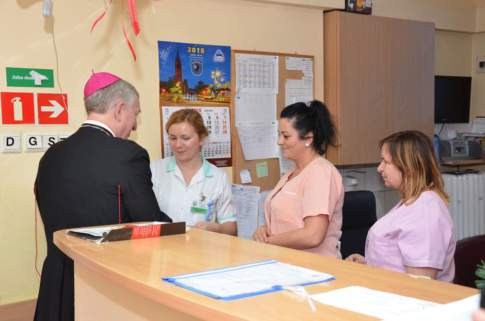 Biskup pelpliński Ryszard Kasyna z opłatkiem u pacjentów kartuskiego szpitala