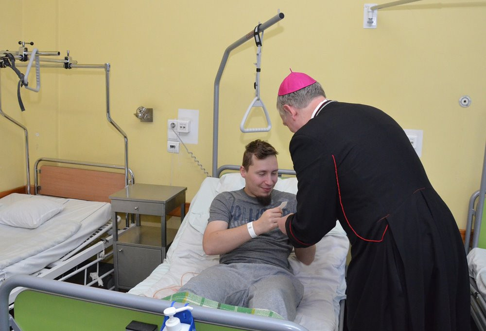Biskup pelpliński Ryszard Kasyna z opłatkiem u pacjentów kartuskiego szpitala