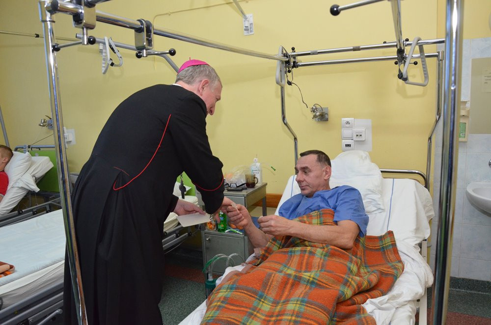 Biskup pelpliński Ryszard Kasyna z opłatkiem u pacjentów kartuskiego szpitala