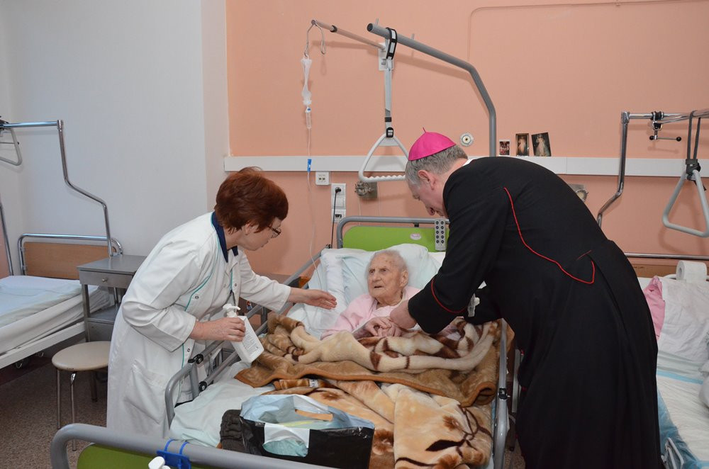 Biskup pelpliński Ryszard Kasyna z opłatkiem u pacjentów kartuskiego szpitala