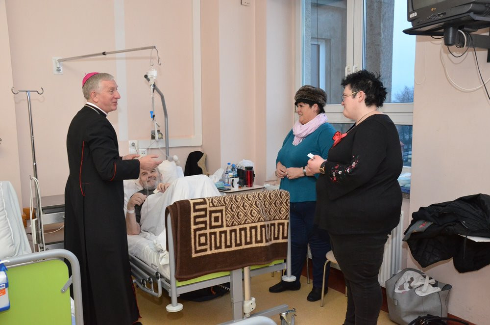 Biskup pelpliński Ryszard Kasyna z opłatkiem u pacjentów kartuskiego szpitala