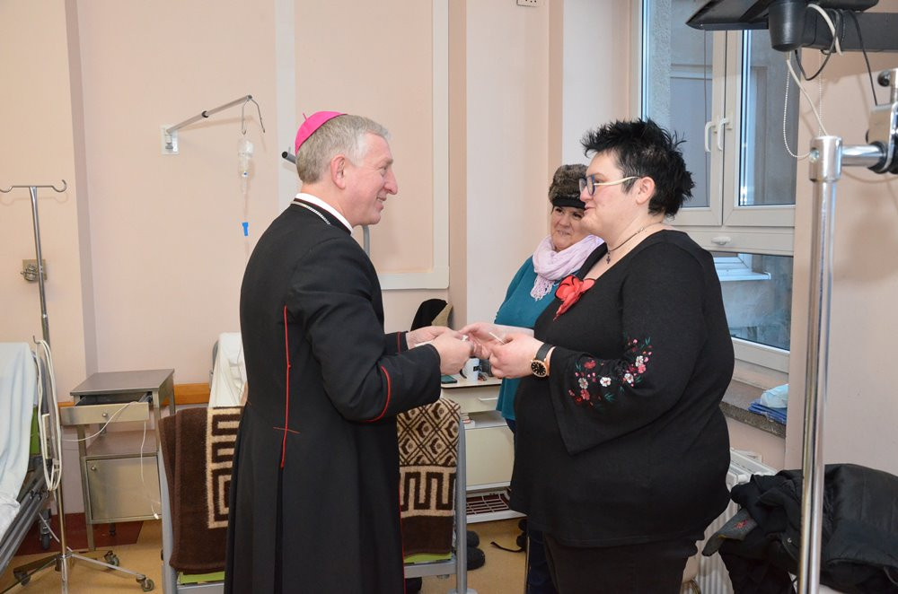 Biskup pelpliński Ryszard Kasyna z opłatkiem u pacjentów kartuskiego szpitala