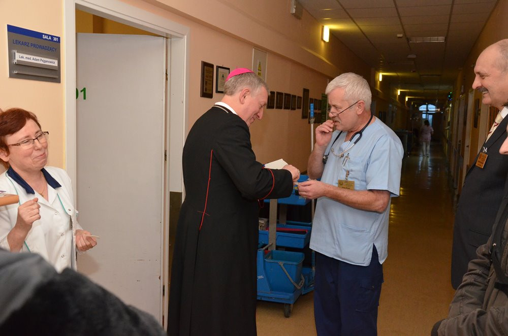 Biskup pelpliński Ryszard Kasyna z opłatkiem u pacjentów kartuskiego szpitala