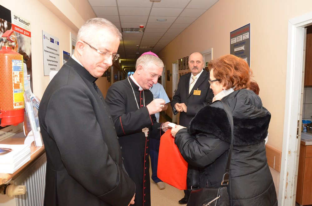 Biskup pelpliński Ryszard Kasyna z opłatkiem u pacjentów kartuskiego szpitala