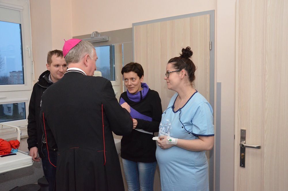 Biskup pelpliński Ryszard Kasyna z opłatkiem u pacjentów kartuskiego szpitala