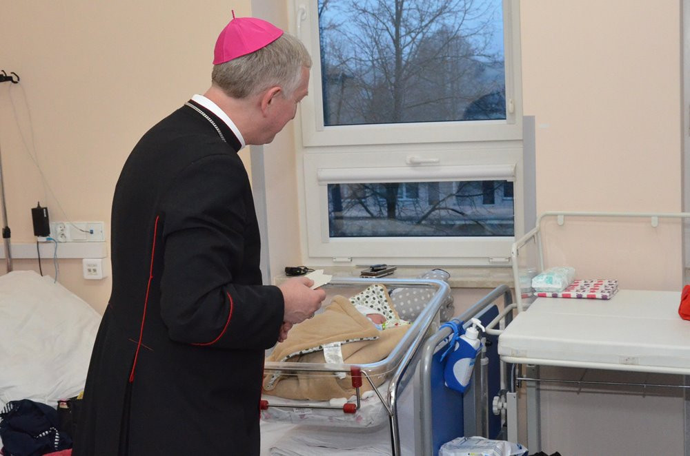 Biskup pelpliński Ryszard Kasyna z opłatkiem u pacjentów kartuskiego szpitala