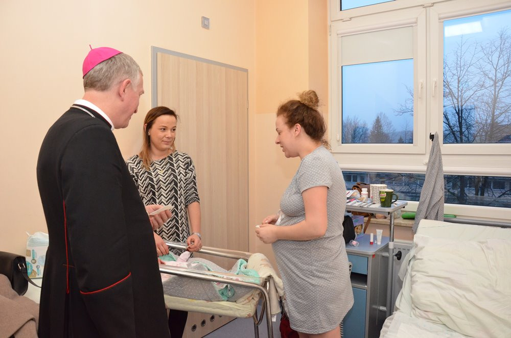 Biskup pelpliński Ryszard Kasyna z opłatkiem u pacjentów kartuskiego szpitala
