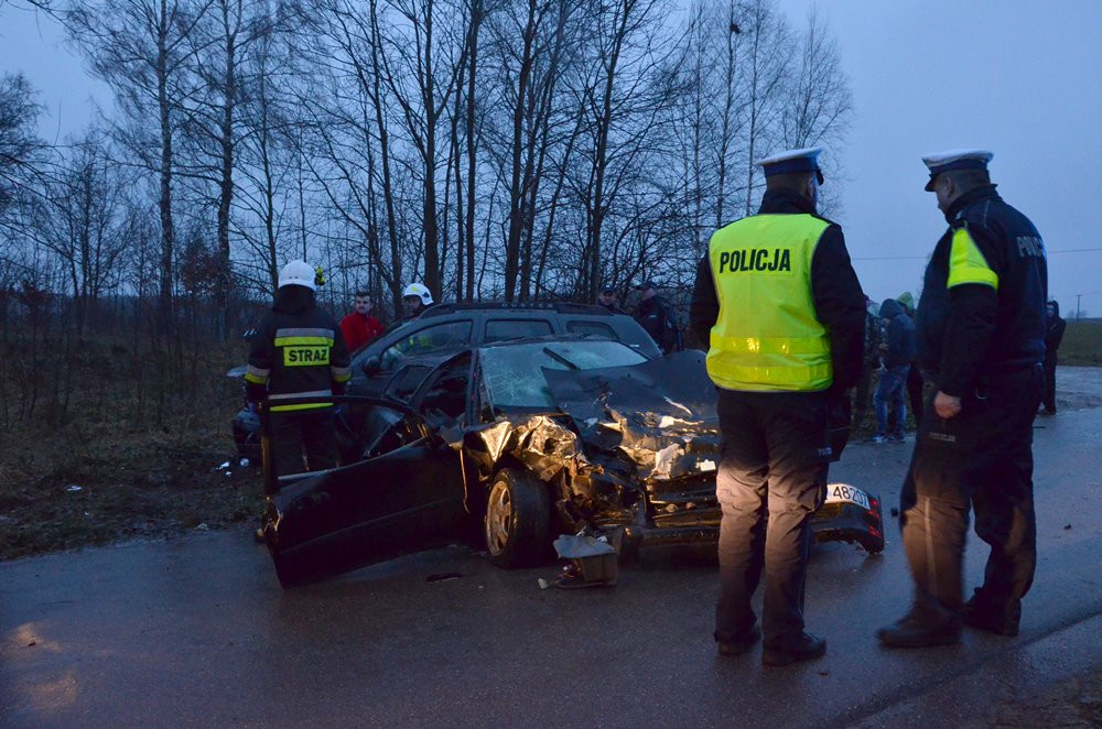 Poważny wypadek na drodze Łosienice - Klukowa Huta. Trzy osoby ranne