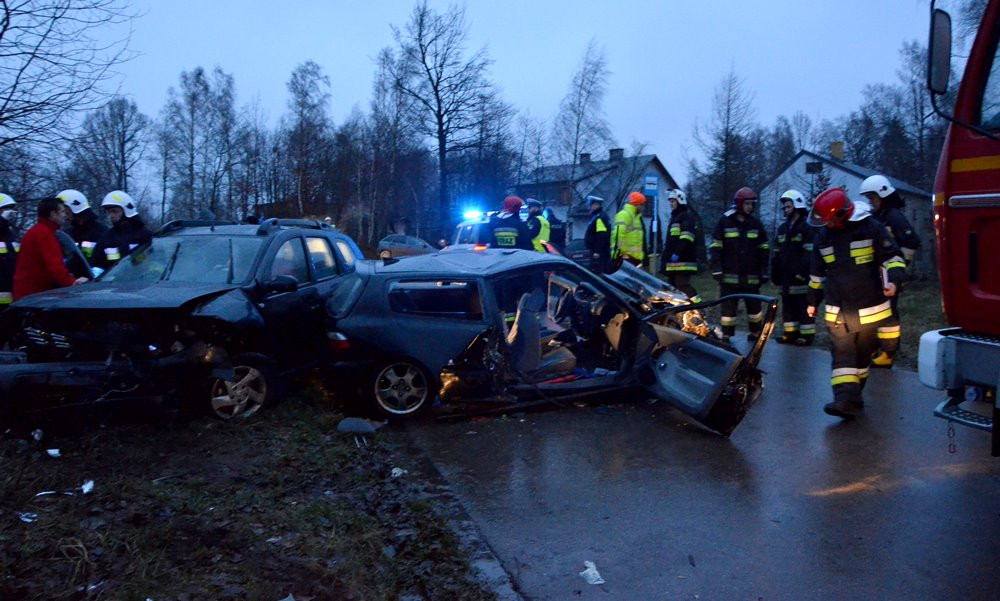 Poważny wypadek na drodze Łosienice - Klukowa Huta. Trzy osoby ranne