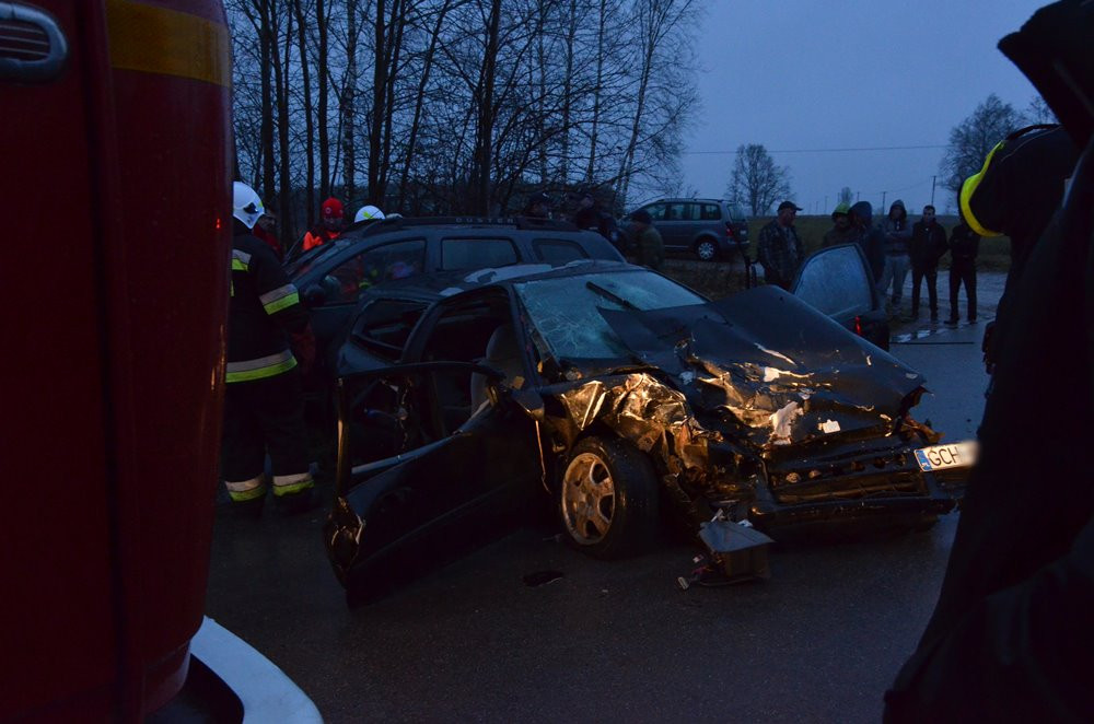 Poważny wypadek na drodze Łosienice - Klukowa Huta. Trzy osoby ranne