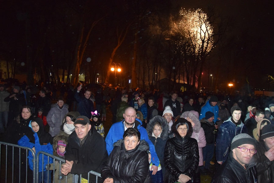 Kartuzy. Mieszkańcy powitali 2018 rok w Parku Solidarności