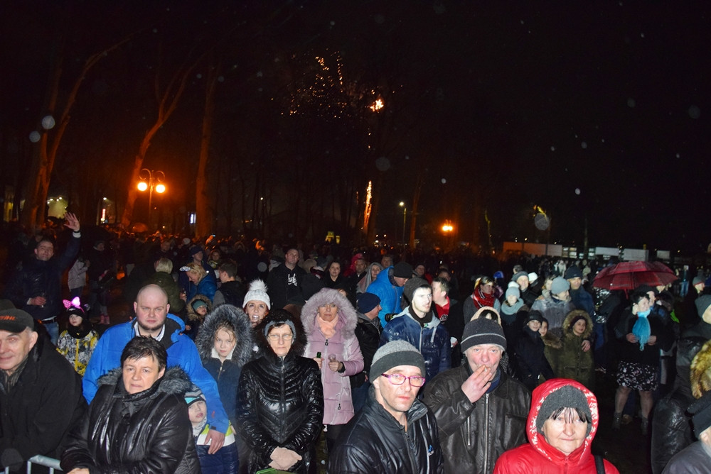 Kartuzy. Mieszkańcy powitali 2018 rok w Parku Solidarności
