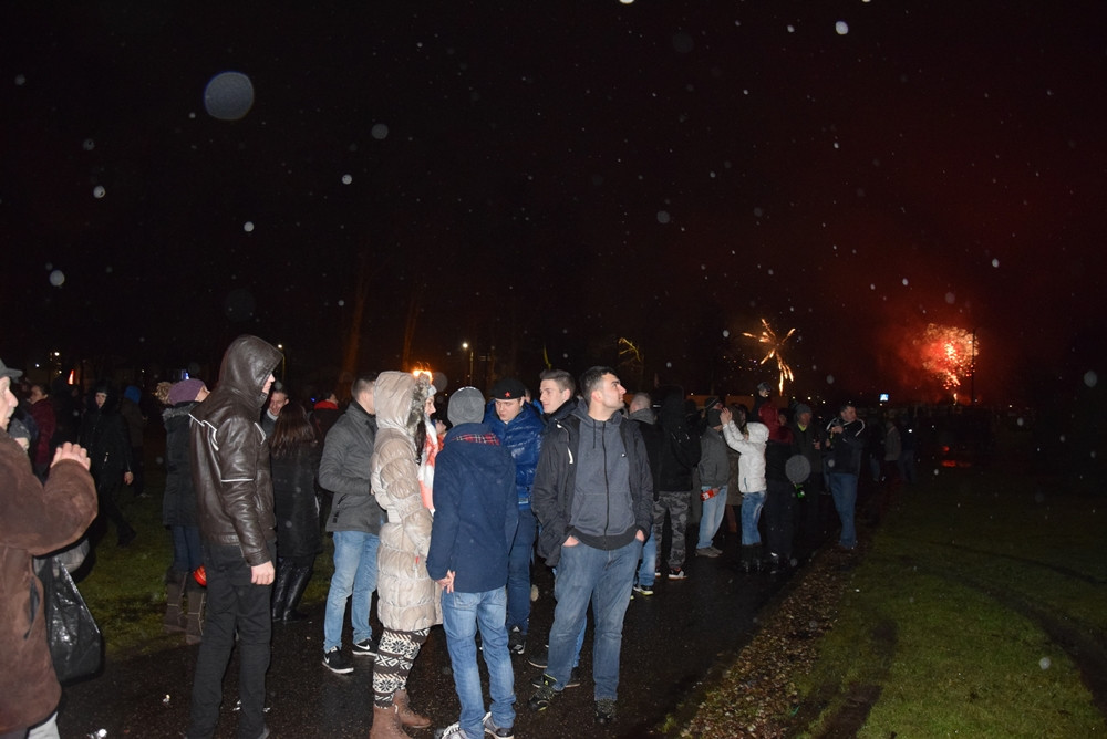 Kartuzy. Mieszkańcy powitali 2018 rok w Parku Solidarności