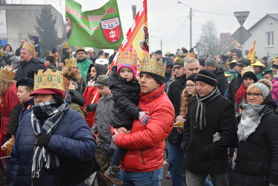 Żukowo. Tłumny Orszak Trzech Króli. Monarchowie podróżowali... wojskowym samochodem