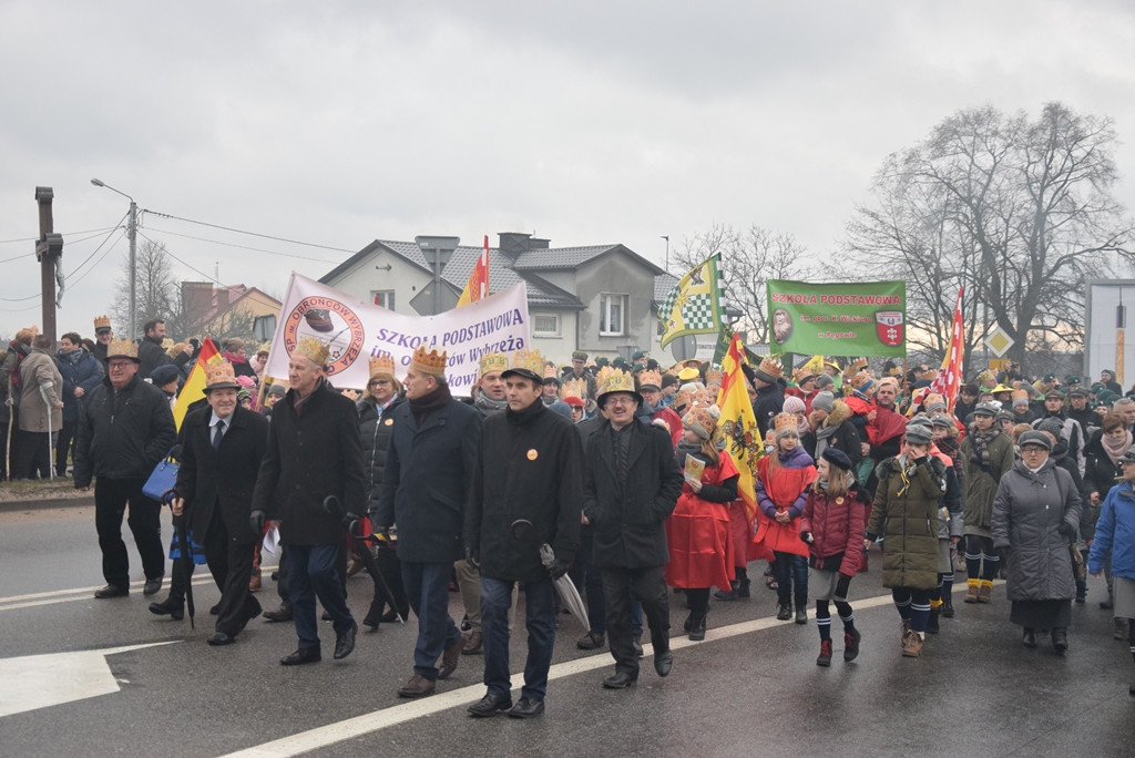 Żukowo. Tłumny Orszak Trzech Króli. Monarchowie podróżowali... wojskowym samochodem