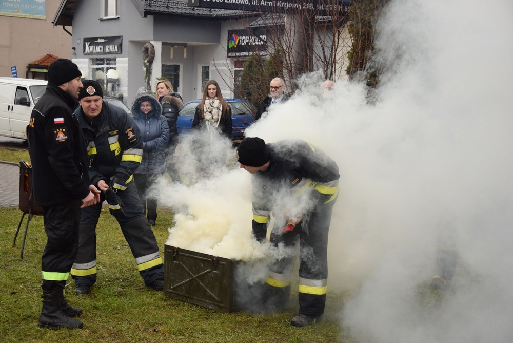 Żukowo. Tłumny Orszak Trzech Króli. Monarchowie podróżowali... wojskowym samochodem