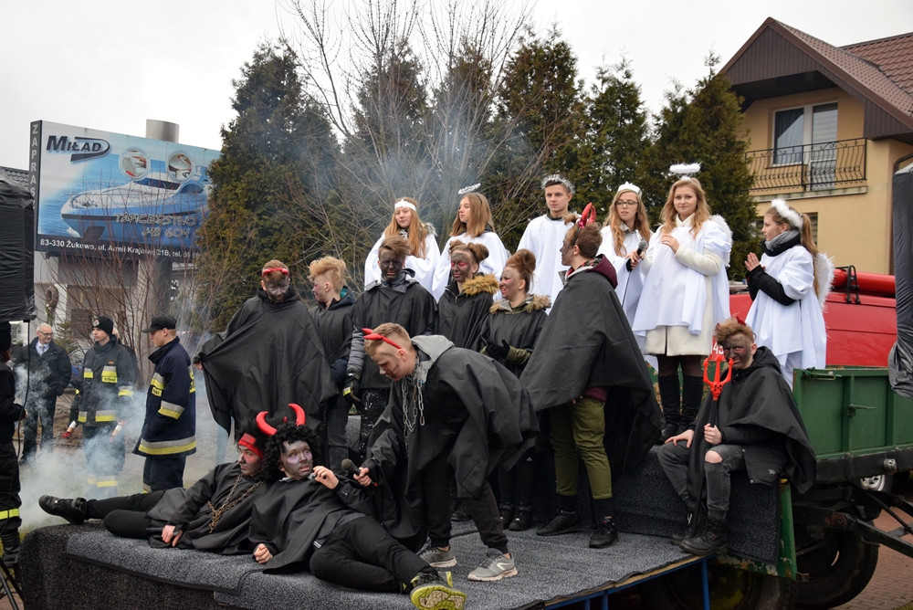 Żukowo. Tłumny Orszak Trzech Króli. Monarchowie podróżowali... wojskowym samochodem