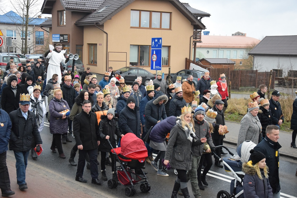 Żukowo. Tłumny Orszak Trzech Króli. Monarchowie podróżowali... wojskowym samochodem