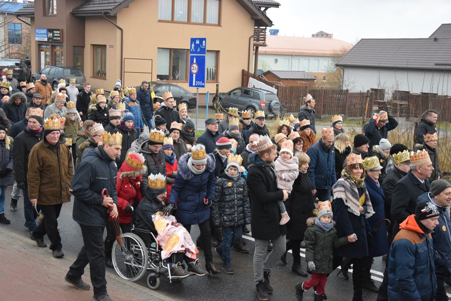 Żukowo. Tłumny Orszak Trzech Króli. Monarchowie podróżowali... wojskowym samochodem