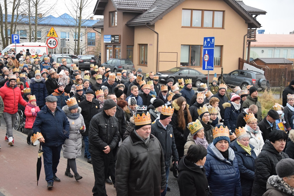 Żukowo. Tłumny Orszak Trzech Króli. Monarchowie podróżowali... wojskowym samochodem