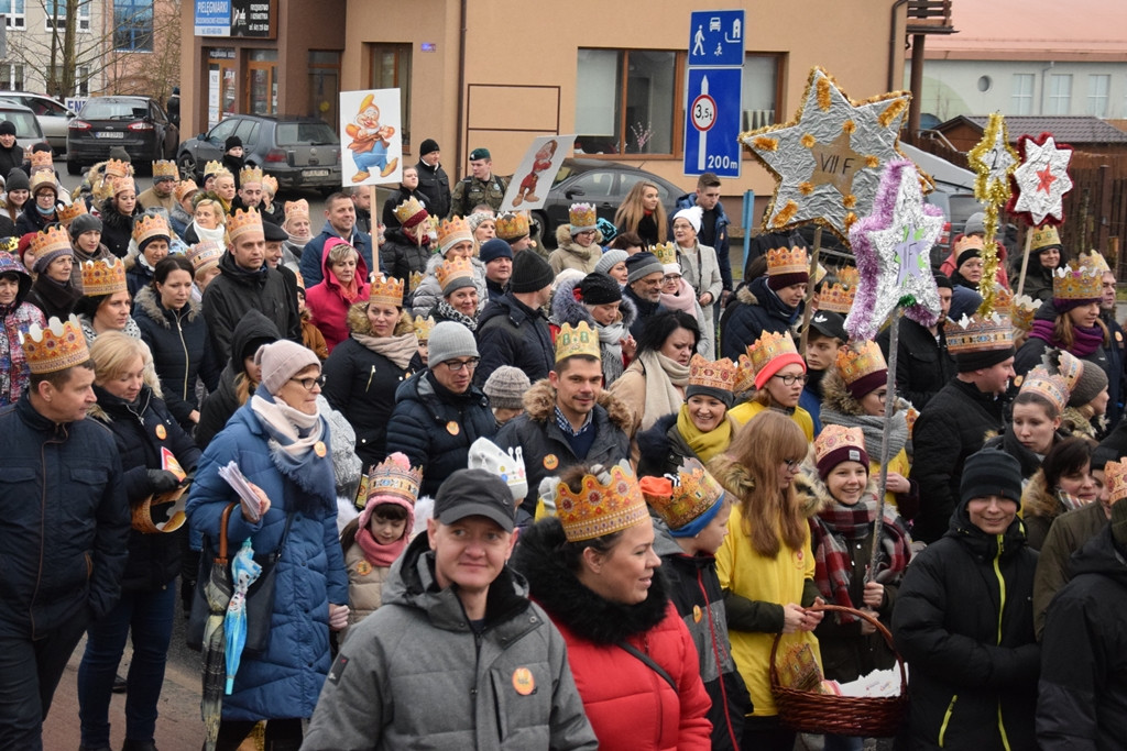 Żukowo. Tłumny Orszak Trzech Króli. Monarchowie podróżowali... wojskowym samochodem
